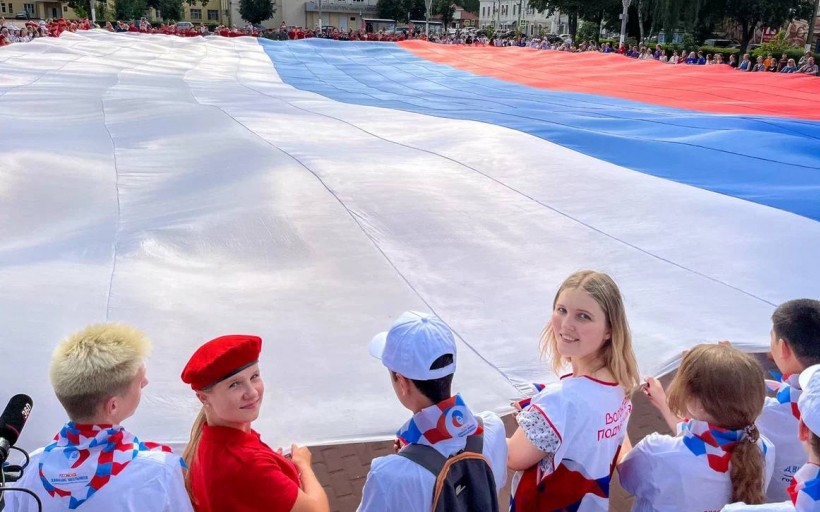 Студенты Института сервисных технологий РГУТИС приняли участие во флешмобе в рамках празднования Дня Государственного флага РФ