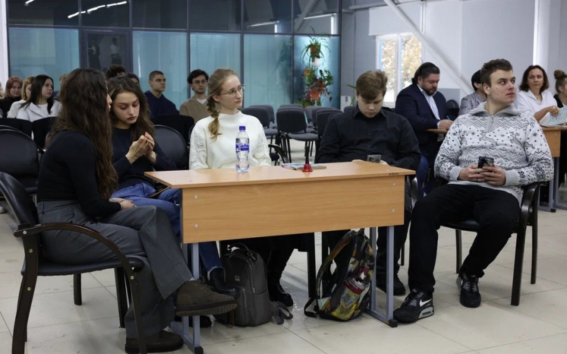 СТУДЕНТЫ И ПРЕПОДАВАТЕЛИ проверили свои знания о Конституции РФ