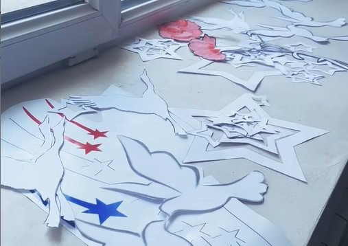 «Окна Победы»: студенты и сотрудники украшают университет в память о подвиге