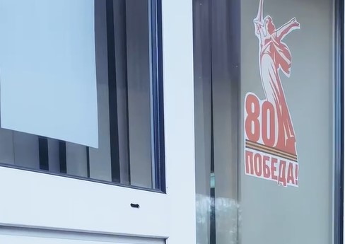 «Окна Победы»: студенты и сотрудники украшают университет в память о подвиге