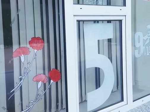 «Окна Победы»: студенты и сотрудники украшают университет в память о подвиге