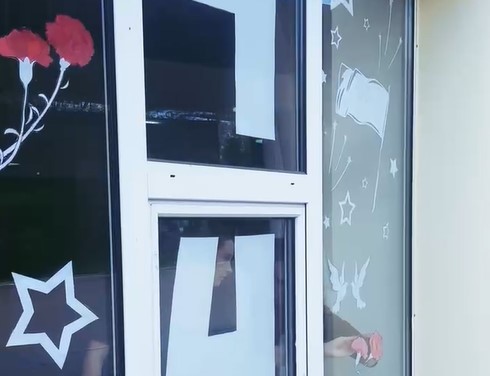 «Окна Победы»: студенты и сотрудники украшают университет в память о подвиге