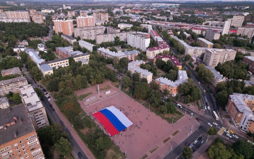 Студенты Института сервисных технологий РГУТИС приняли участие во флешмобе в рамках празднования Дня Государственного флага РФ