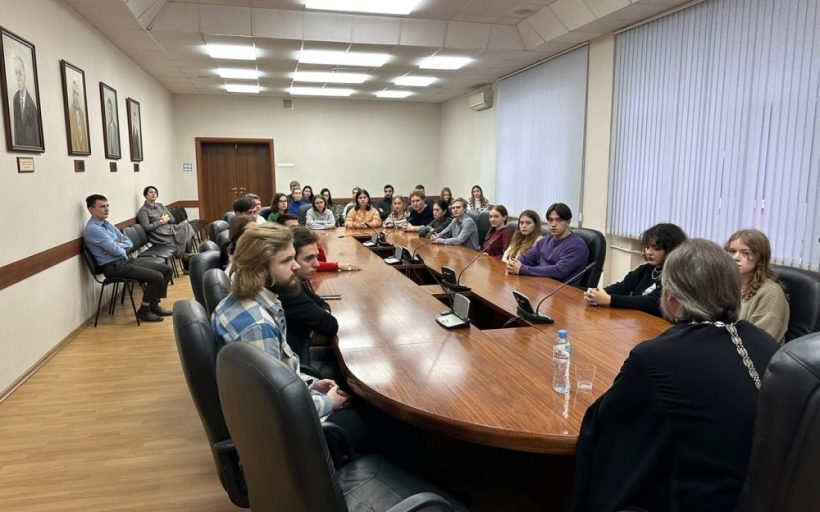 Встреча студентов РГУТИС с настоятелем Покровского храма