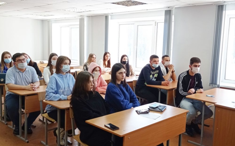 Представители Высшей школы бизнеса, менеджмента и права оказывают практическую помощь учащимся Брянской и Московской областей в выборе будущей профессии