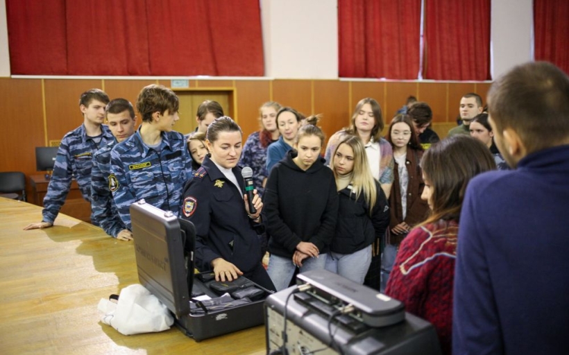 Приобщение к профессии - будущие юристы на Дне открытых дверей в УВД по Северо-Восточному административному округу Москвы