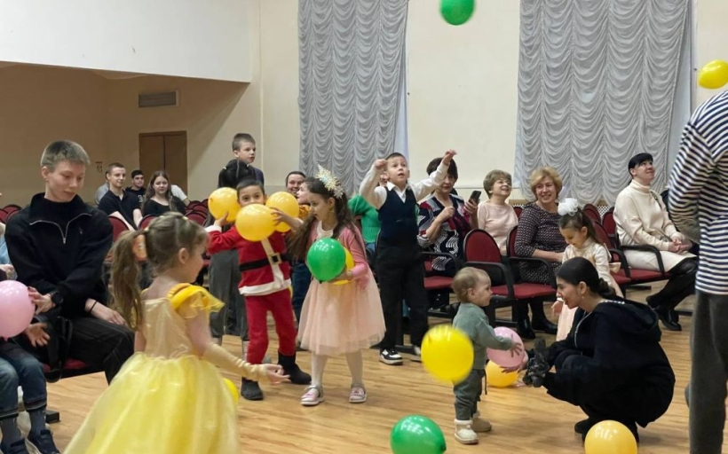 В Институте сервисных технологий РГУТИС прошло яркое новогоднее представление для детей участников СВО