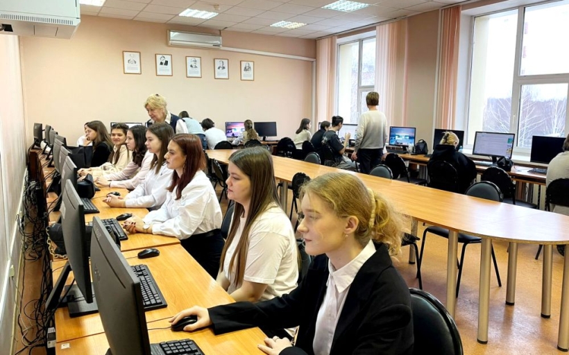 Студенты Высшей школы сервиса успешно завершили профессиональное обучение по профессии «Официант» 