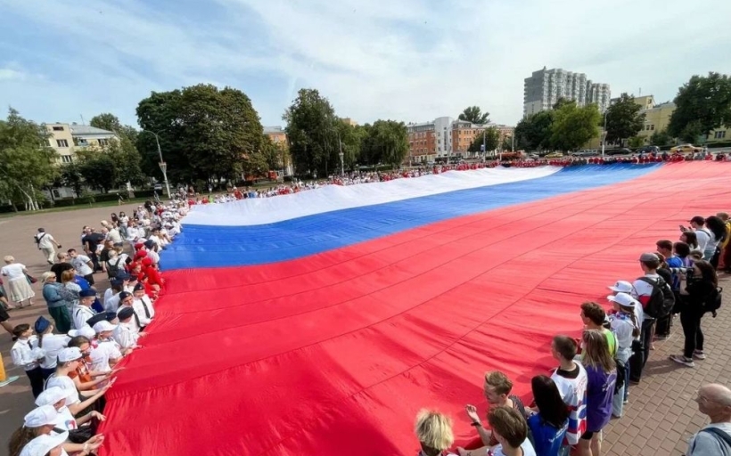 Студенты Института сервисных технологий РГУТИС приняли участие во флешмобе в рамках празднования Дня Государственного флага РФ