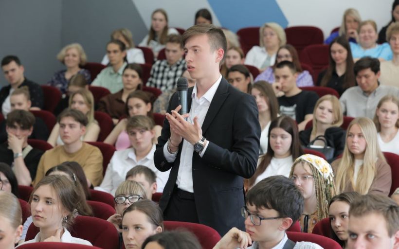 Встреча ректора Московской духовной академии со студентами РГУТИС: диалог о вере, образовании и науке