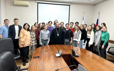 Встреча студентов РГУТИС с настоятелем Покровского храма