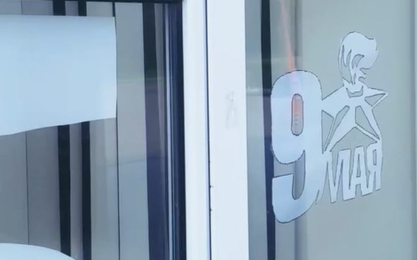 «Окна Победы»: студенты и сотрудники украшают университет в память о подвиге