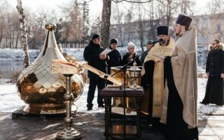 На территории университета прошло освящение креста и купола храма-часовни в честь благоверного великого князя Александра Невского. 