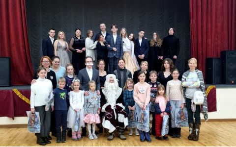 Дарим новогоднюю радость — студенты Института сервисных технологий организовали праздничное представление в Центре помощи семье и детям Подольска