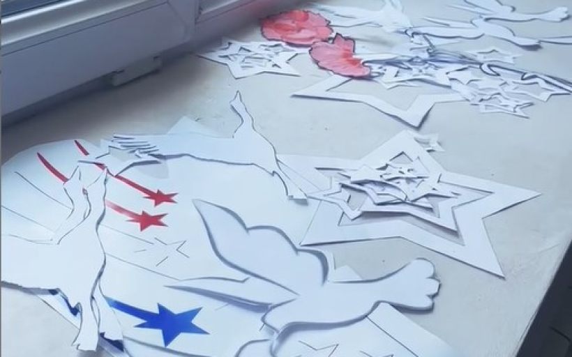 «Окна Победы»: студенты и сотрудники украшают университет в память о подвиге