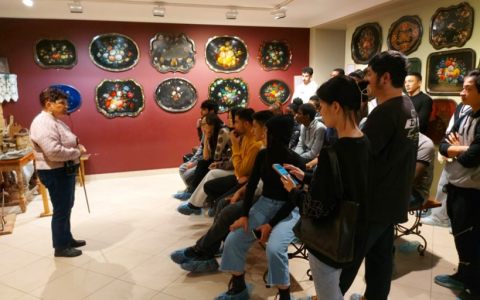 Знакомство с русским прикладным искусством: слушатели подготовительных курсов по русскому языку побывали в Жостово