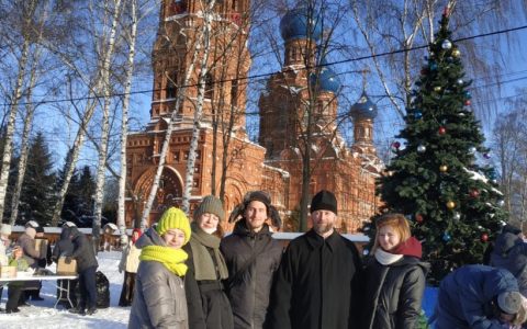 Волонтеры РГУТИС помогают в Рождество