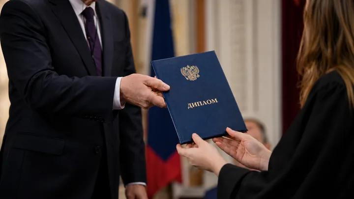 Вручение диплома выпускнице образовательной программы
